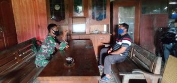 Sampaikan Progress Pembangunan Program TMMD, Anggota Satgas Lakukan Komsos Dengan Warga